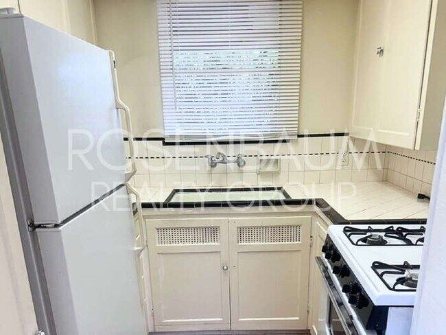 Building Photo - 1713 N Village Dr