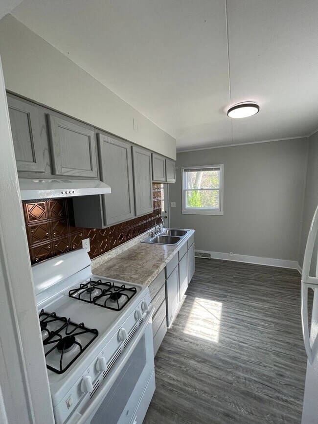 Building Photo - 2160 Ulen Ln