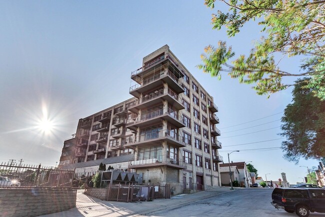 Building Photo - 215 W Maple St