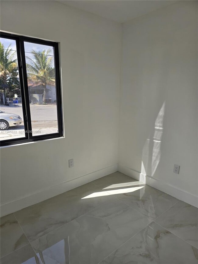 Building Photo - 2923 NW 16th Ave