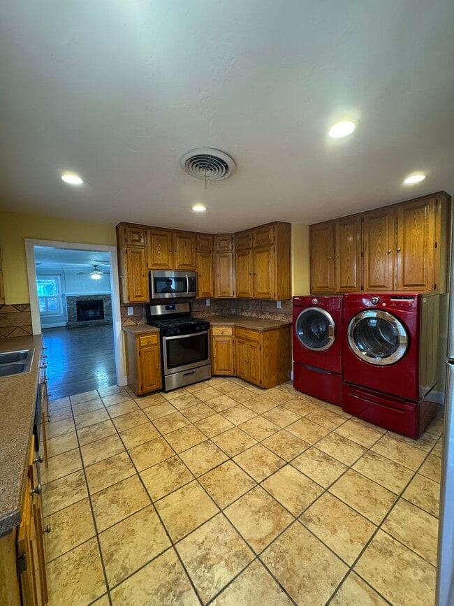 Building Photo - Located in Wolfin!!!! 3 bedrooms plus stud...