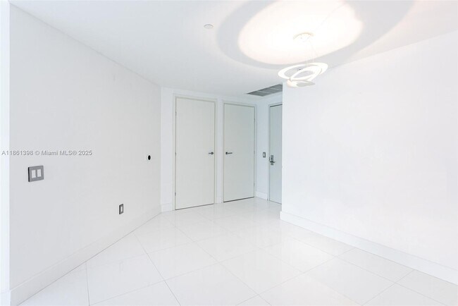 Building Photo - 1300 Brickell Bay Dr