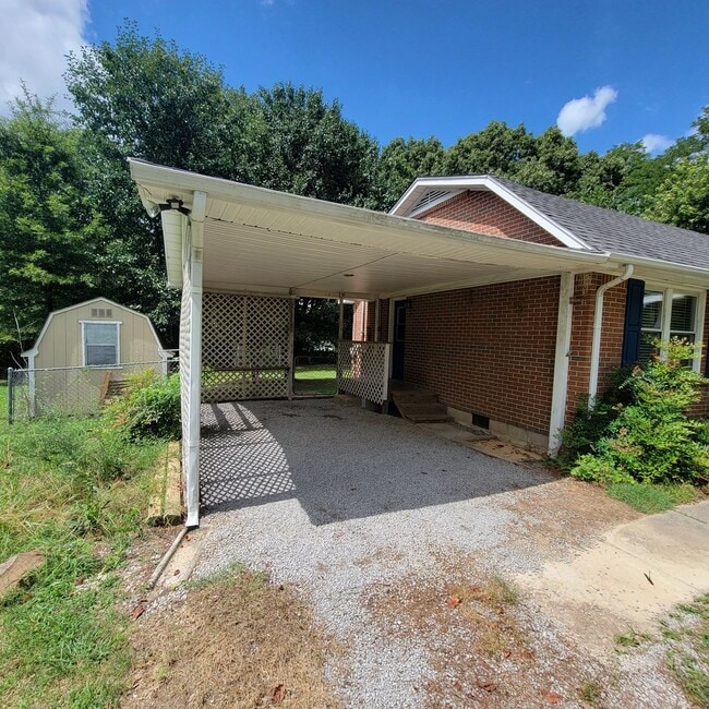 Building Photo - 3/1 Brick Ranch-Algood School Zone-Single ...