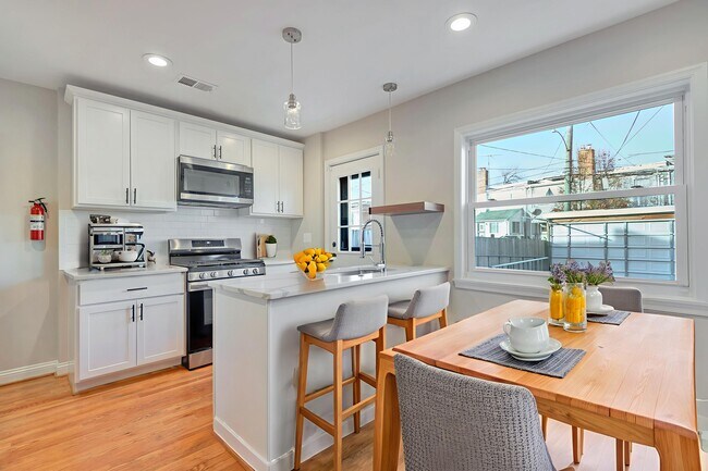 Building Photo - 3428 Dix St NE