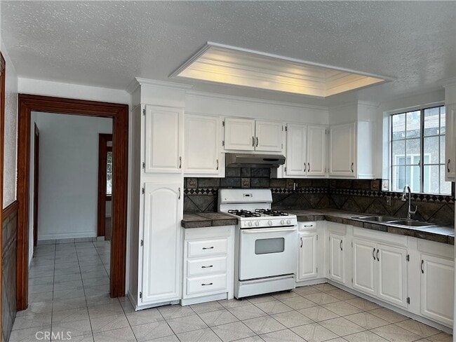 Building Photo - 609 Camulos St