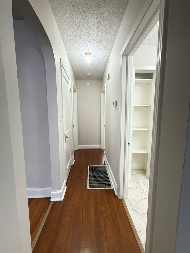 Building Photo - Wonderful 3 Bed and 1 Bath!