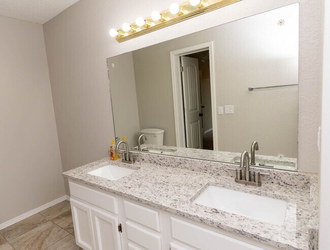 Building Photo - This Super Cute 3 Bed, 2 Bath, 2 Car Garag...