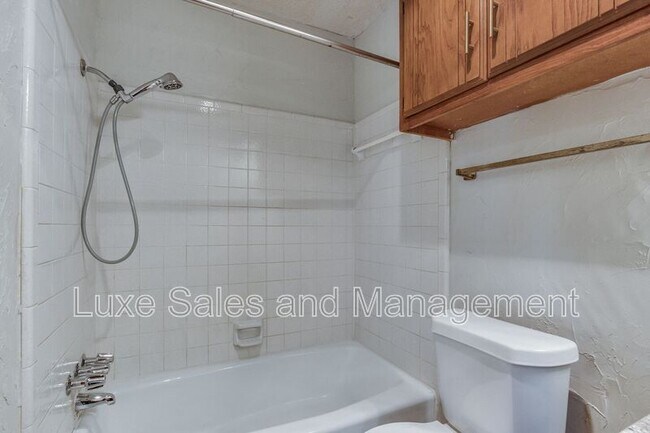 Building Photo - 1705 N Gleason Ave