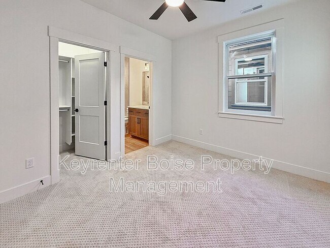 Building Photo - 622 E Krall St