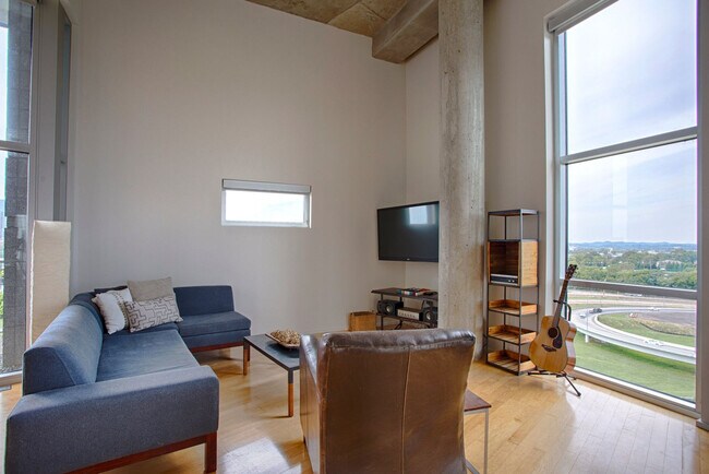 Building Photo - 2115 Yeaman Pl