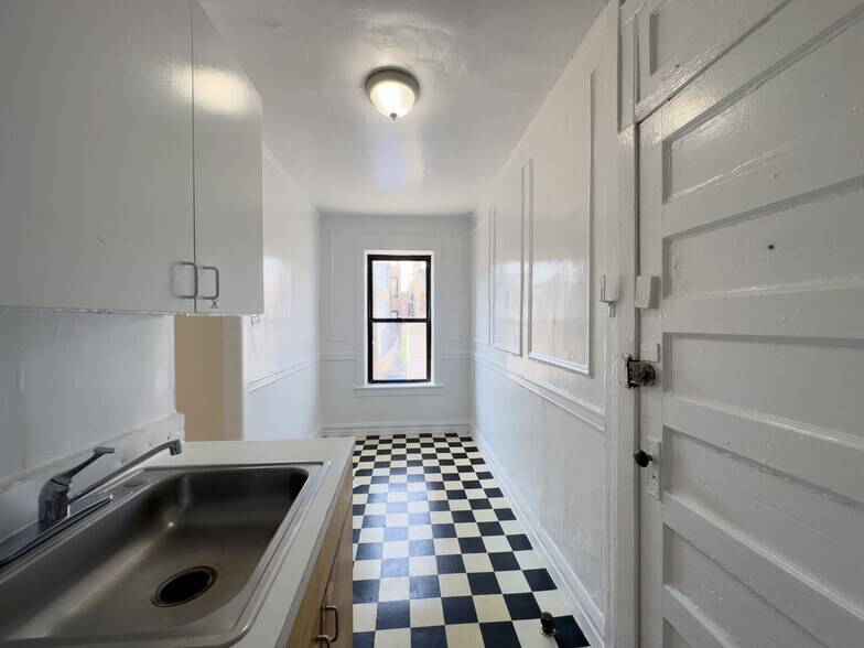 Building Photo - 3308 W Schubert Ave
