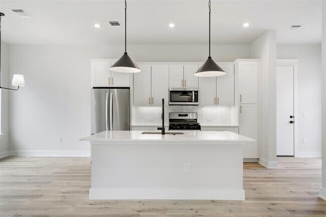 Building Photo - 2709 Bristol Dr