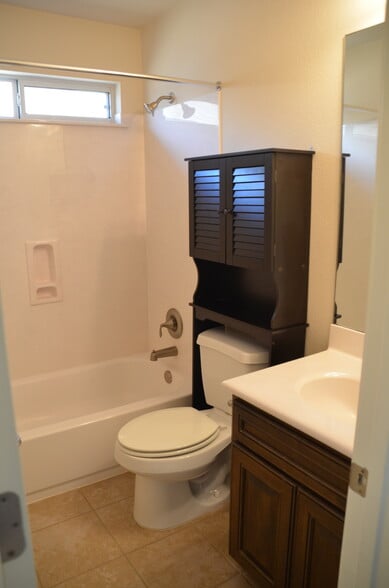 Upstairs Guest Bath - 1813 Carlson Drive