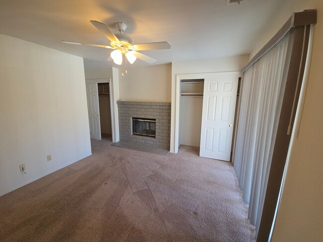 Building Photo - 3 bedroom/2bath home in quiet neighbothood