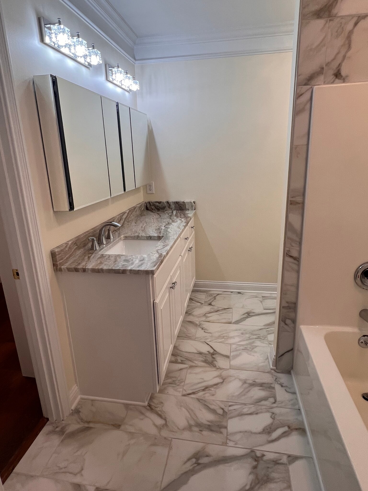 Primary bathroom - 105 Ashton Ct