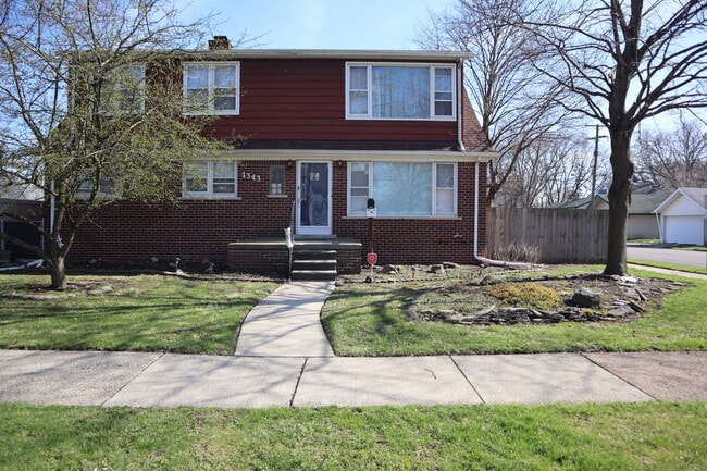Upper 2 bedroom multi-family for rent - 1343 Pagel Ave