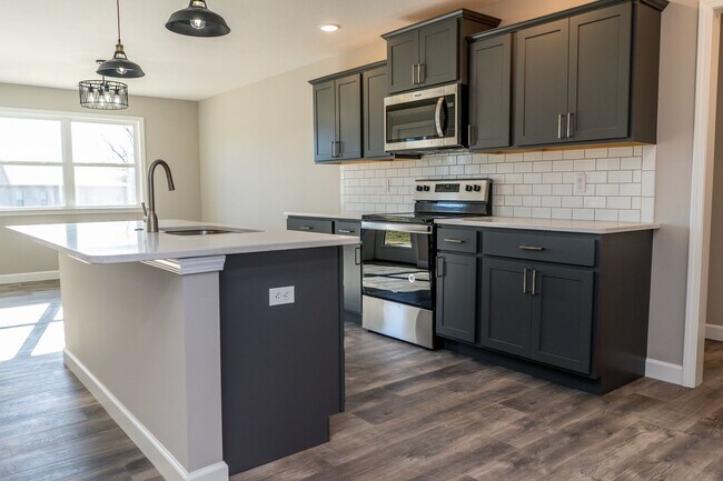 Building Photo - Lovely home for rent in established neigborhood