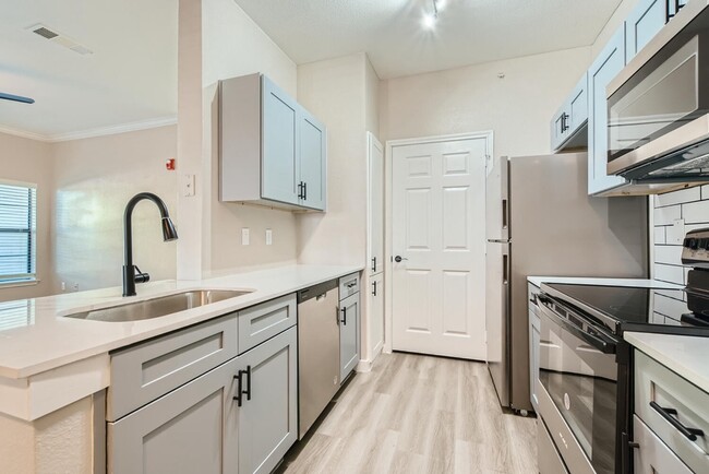 B1 Renovated - 2 Bed 1 Bath - Rise Creekside