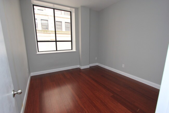 Building Photo - 32 W Market St