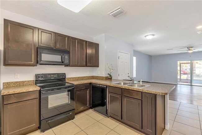 Building Photo - Beautiful, Clean and ready for move in 3/3/1cg Townhouse