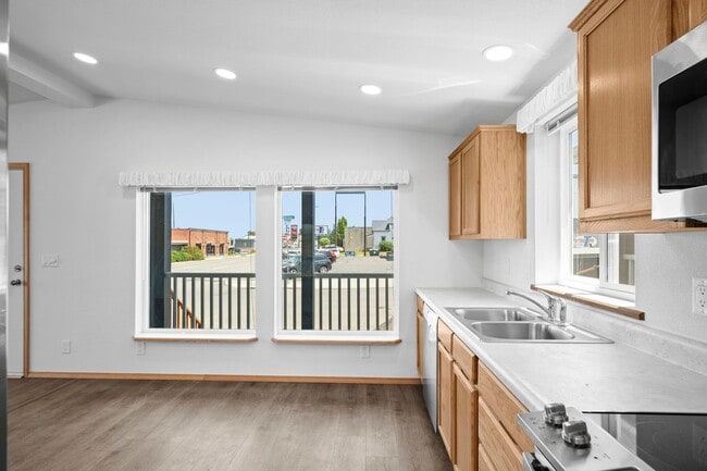 Building Photo - Brand New University District Home - Conve...