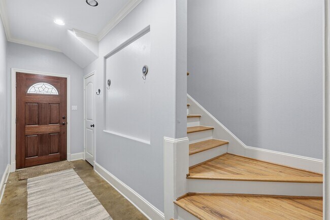 Building Photo - 1714 Ovid St