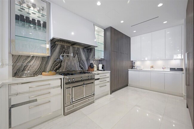 Building Photo - 17901 Collins Ave