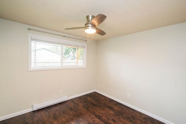 Building Photo - 7415 SE Center St