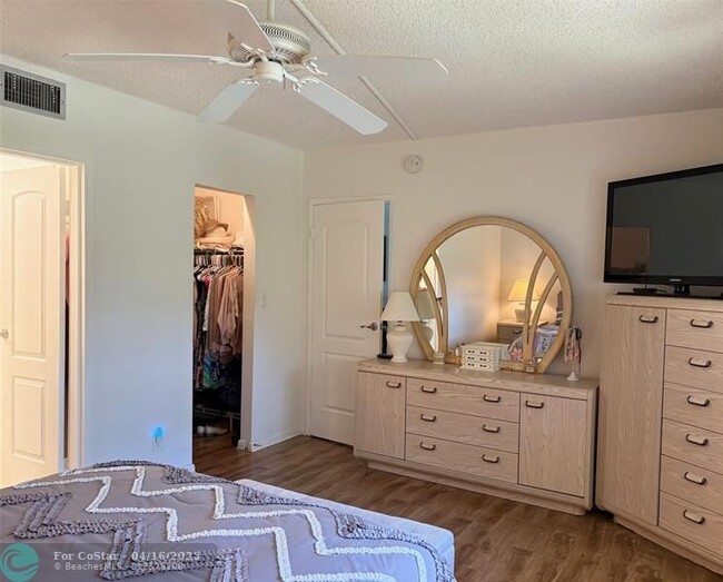 Building Photo - 1055 Country Club Dr
