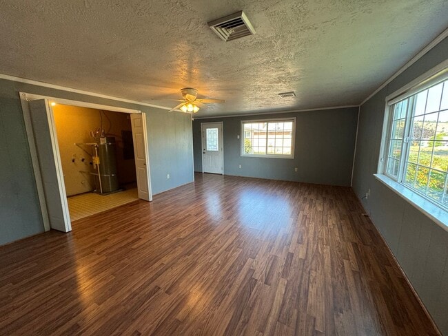 Building Photo - 3 Bedroom 2 bath house.