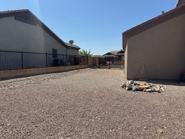 Building Photo - 3 Bedroom Exec Home Bullhead Parkway close...