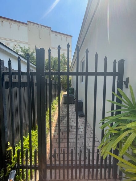 Building Photo - 2510 SW 27th St