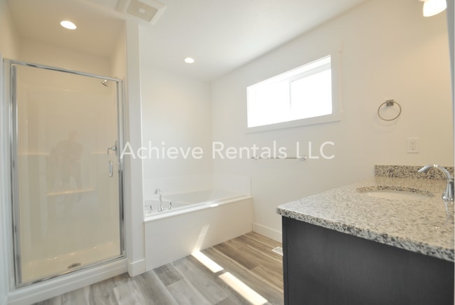 Building Photo - 360 E 2075 N