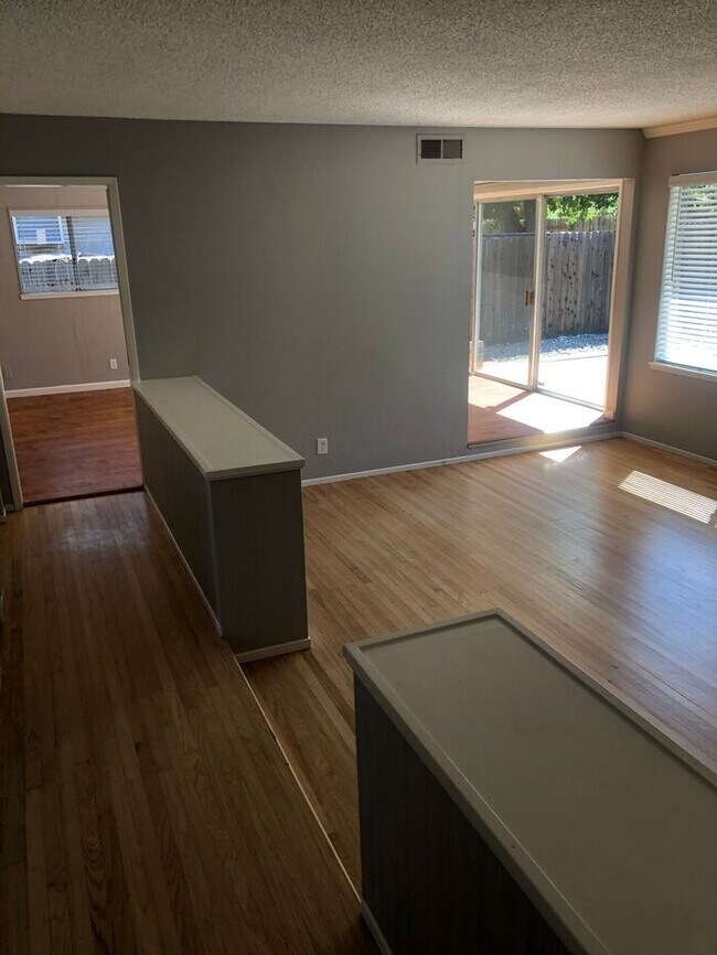 Building Photo - 3 bed 2 bath home for rent in SkyPark area...