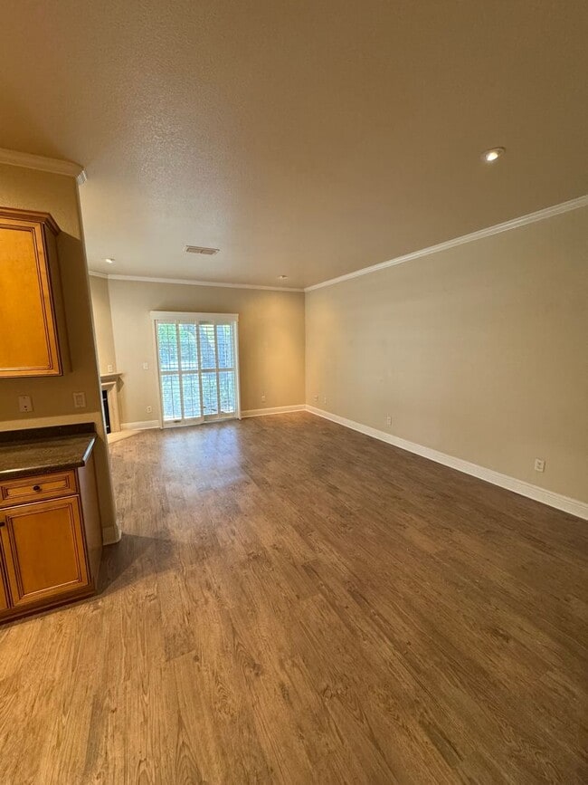 Building Photo - Lovely well cared for condo