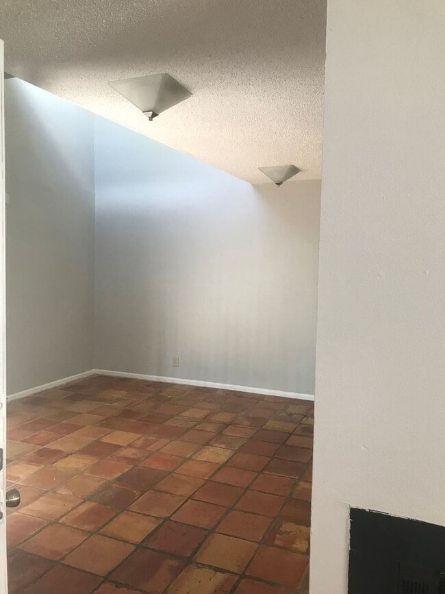 Building Photo - 2 bedroom Duplex
