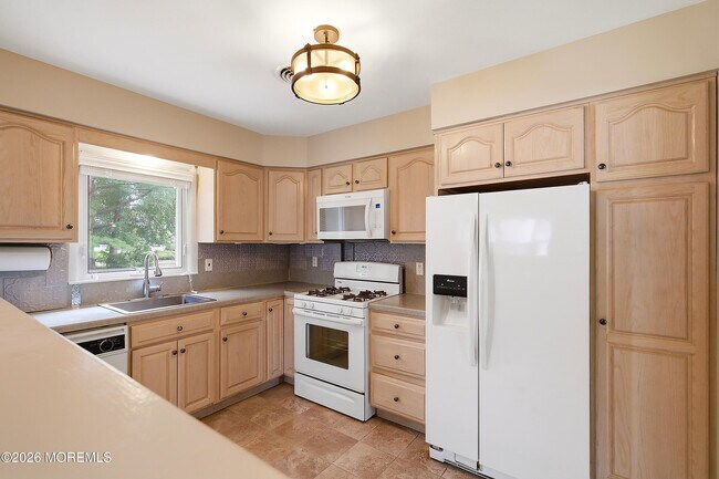 Building Photo - 943 Edgebrook Dr N