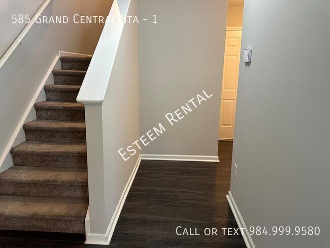 Building Photo - 585 Grand Central Sta