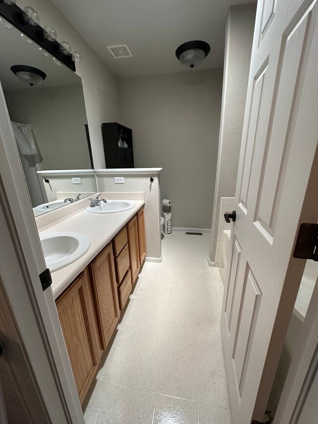 Building Photo - Beautiful 3 Bed 2.5 Bath Townhouse in NW F...