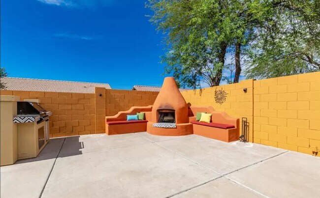 Building Photo - 1502 E Maldonado Dr