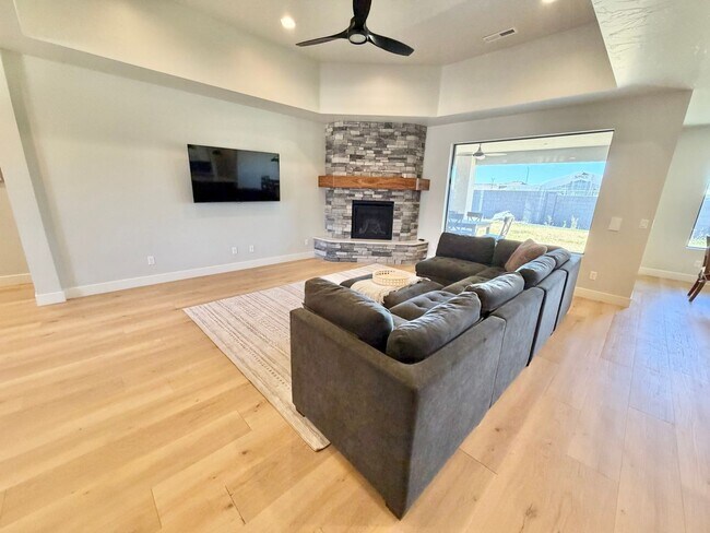 Building Photo - Beautiful Modern 5 Bedroom Home!! Furnished or Unfurnished option!!