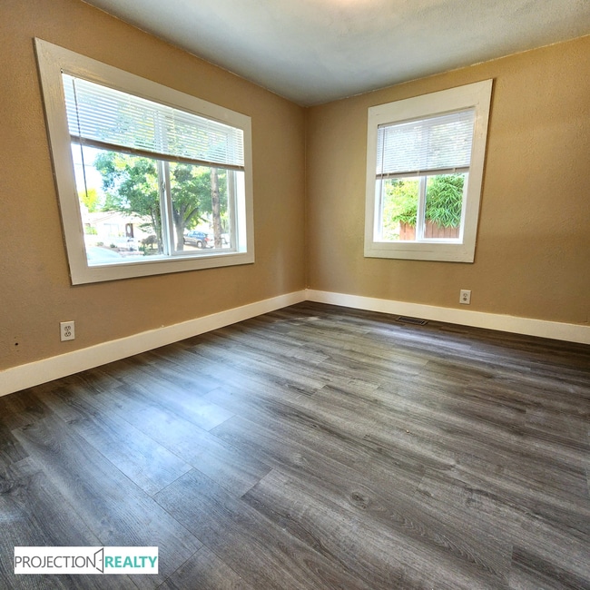 Building Photo - 1538 NE Dekum St