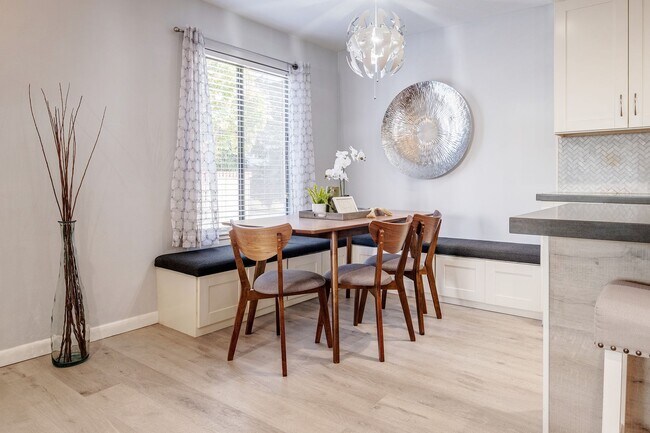 Building Photo - Advent - Low Deposit W/ Laundry & Parking!