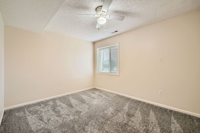 Building Photo - 2 Bedroom, 1 1/2 Half Bath, End Unit Townhome!