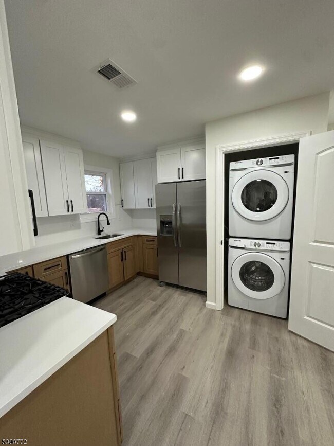 Building Photo - 112 Fairview Ave