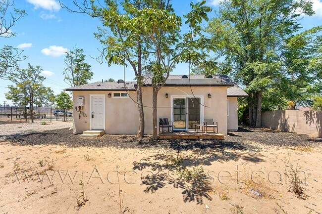 Building Photo - Comfortable 3 Bedroom Home with Private Backyard in Riverside