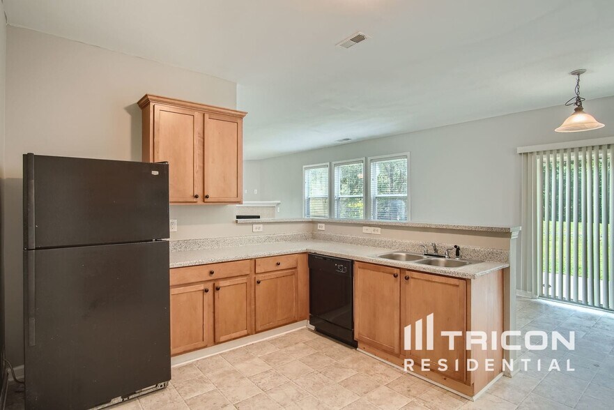 Building Photo - 8122 Valley Ridge Dr