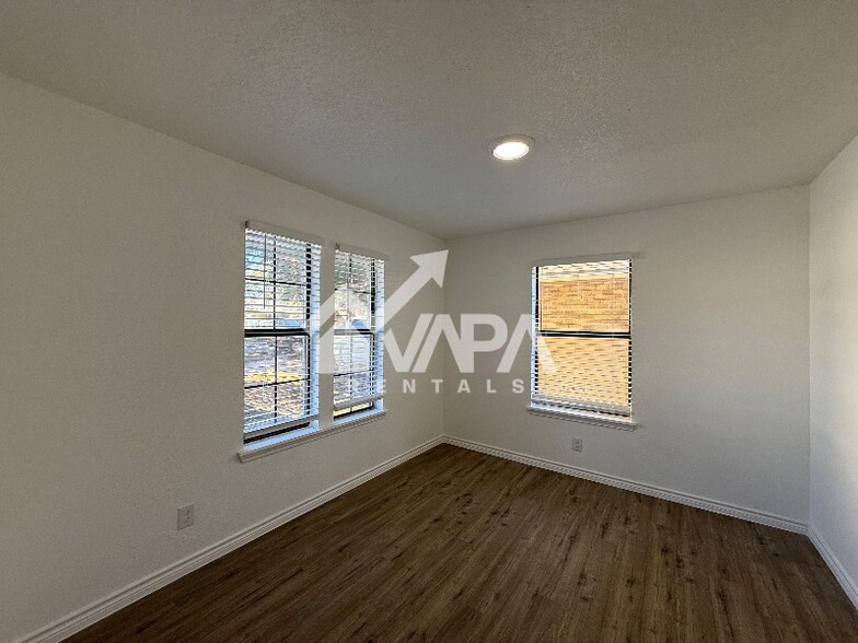 Building Photo - 5212 Vinecrest Cir