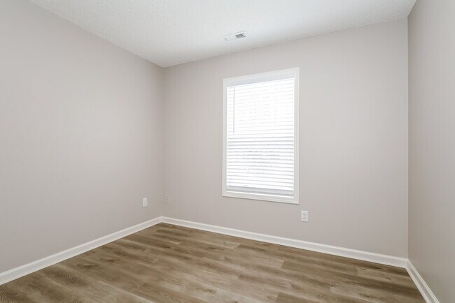 Building Photo - 449 Guiness Pl