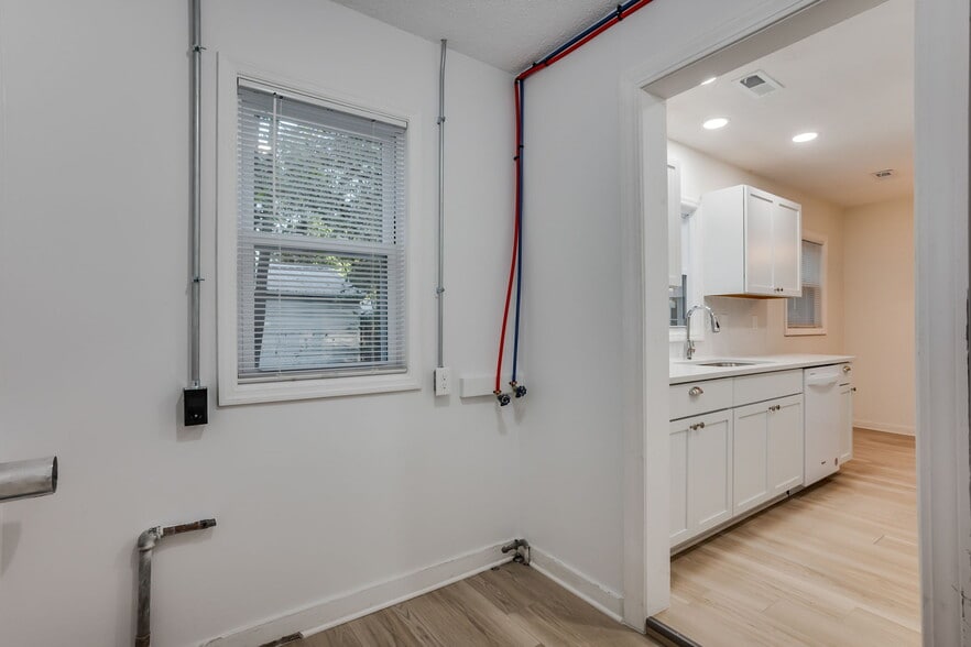 Building Photo - 422 E Funston St